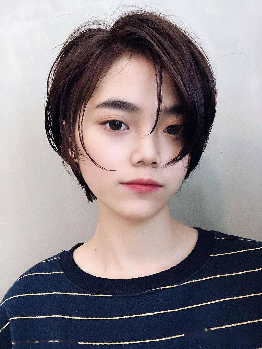 流行女生发型_2016女生流行发型_流行女生发型减龄