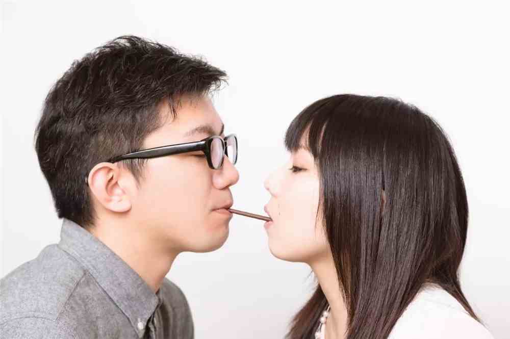 男友接吻突然翻身压我_接吻时男朋友_男友压倒我在床上接吻