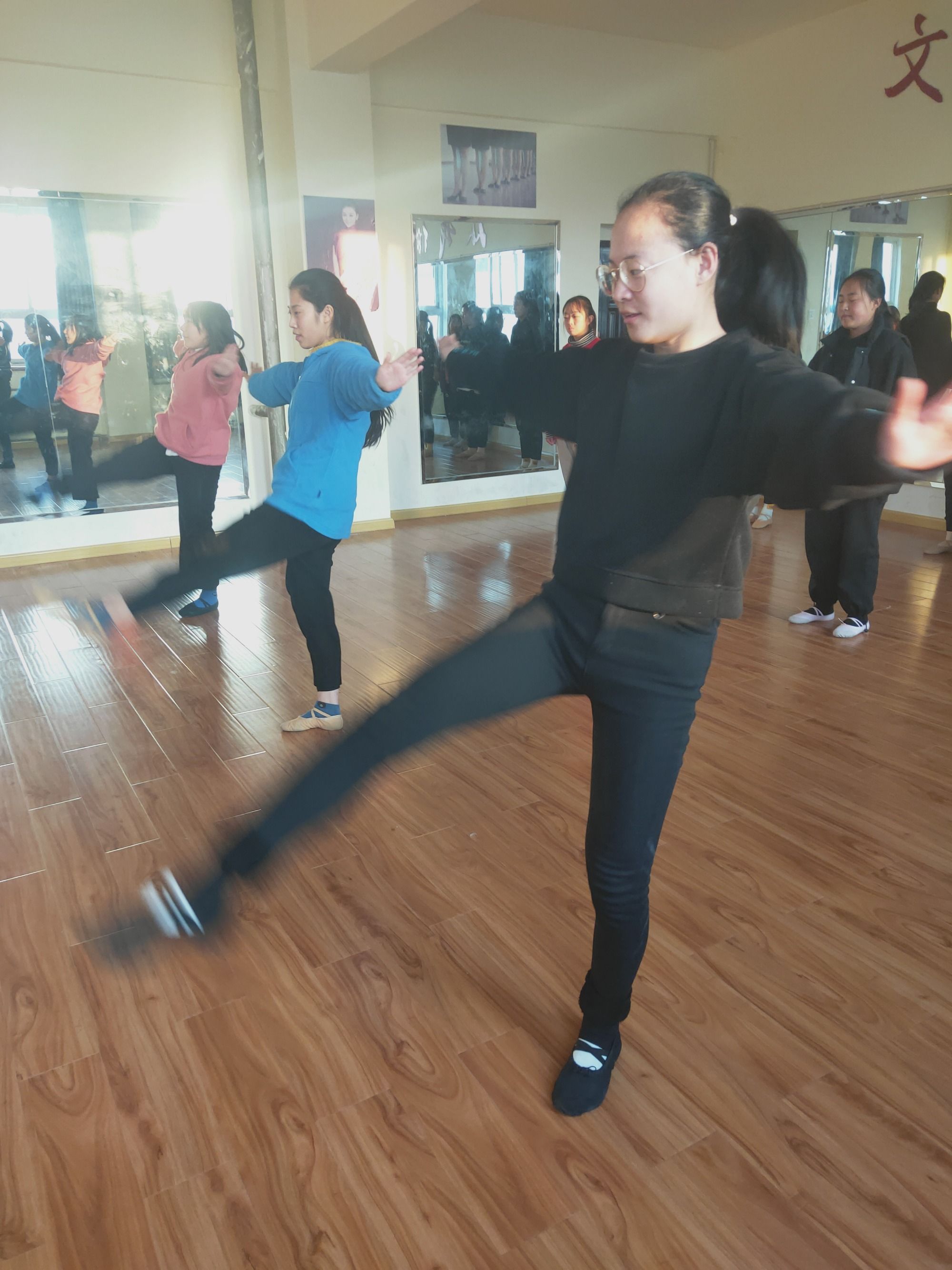 二踢腿_踢腿能长高吗_踢腿运动