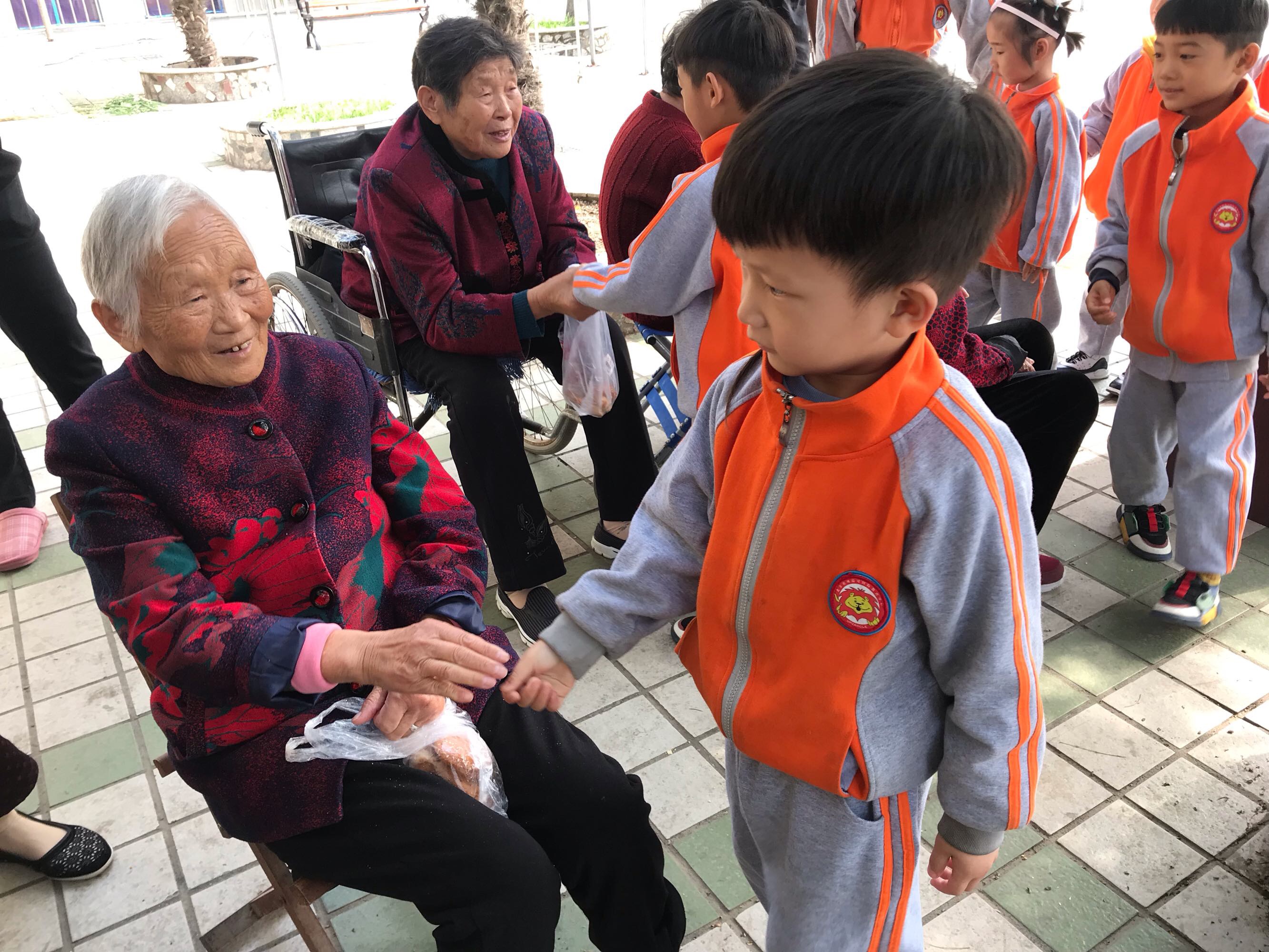 女人的奶奶真实图片_男人咬女人奶奶图片_男人叉女人真实动态图图片图片