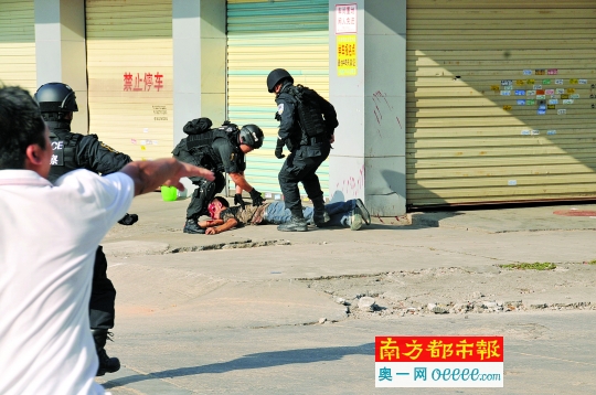 青岛城阳抢劫持枪案_青岛持枪案_青岛城阳持枪男子被击毙视频