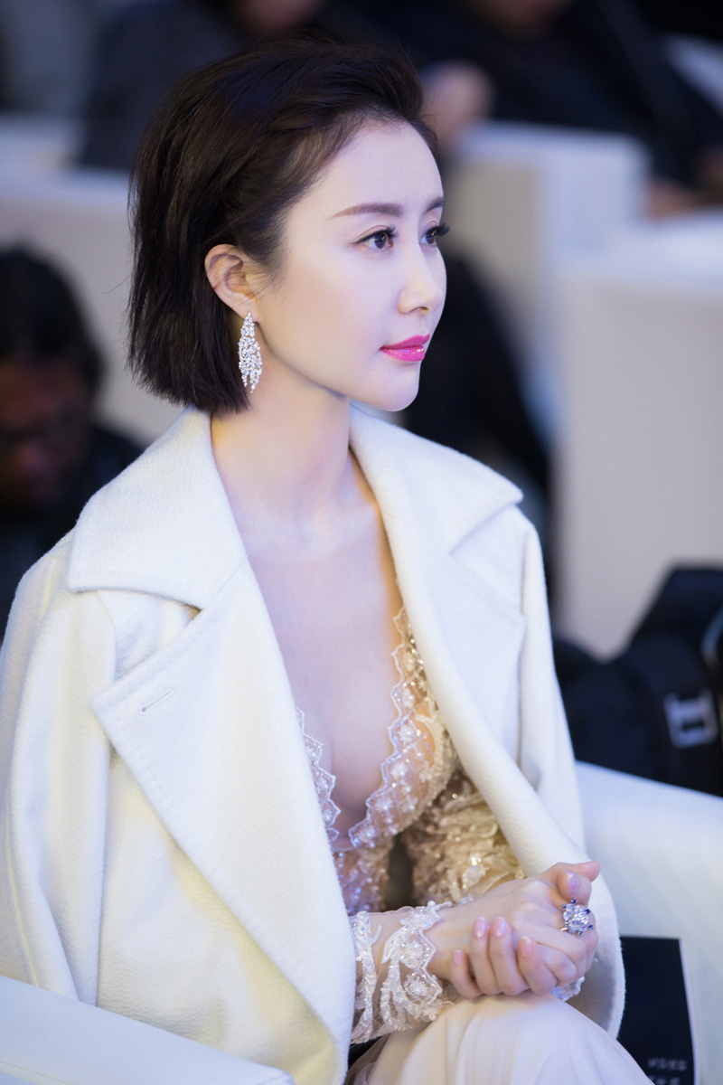 嘎纳红毯露乳晕的明星_明星露乳_汤唯广告露乳