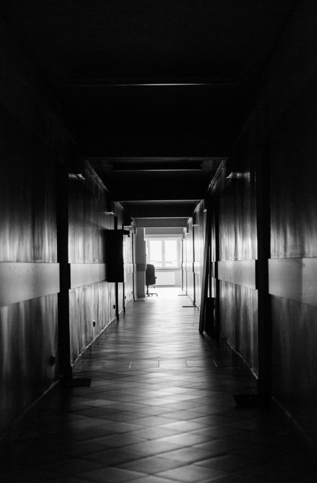 黑暗走廊素材_走廊黑暗图片_黑暗走廊