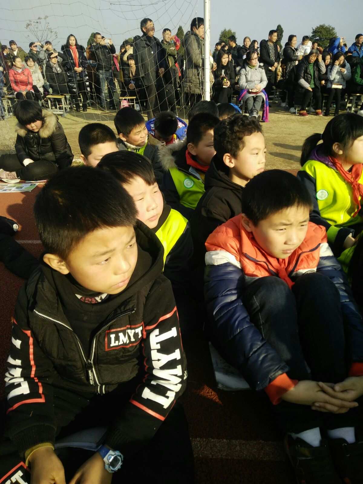 偷窥女同桌_同桌经常偷看你答案怎么办_同桌看我