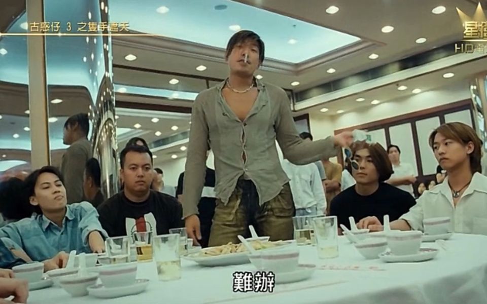 乌鸦掀桌子gif_乌鸦掀桌子搞笑视频_乌鸦掀桌子的表情包gif
