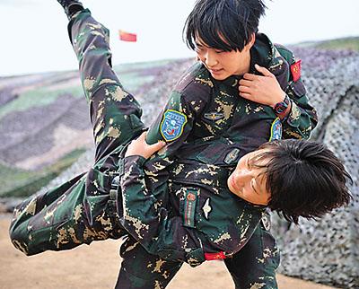 穿上迷彩，我是年轻有为的美女野战指挥官