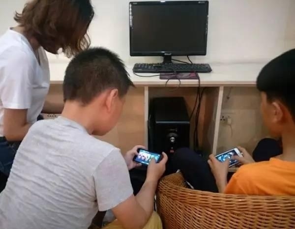 沉迷打牌_沉迷打牌的都是些什么样的人_沉溺手机打牌游戏