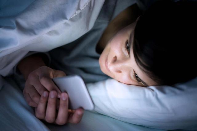小孩玩手机游戏可以打游戏吗_孩子用手机玩游戏_2岁小孩可以玩手机游戏吗