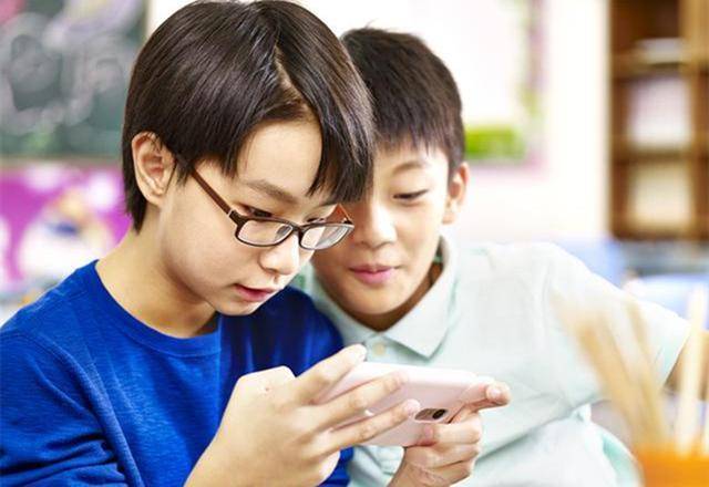 带小朋友玩游戏的手机_和朋友一起玩手机游戏_跟朋友玩的手机小游戏