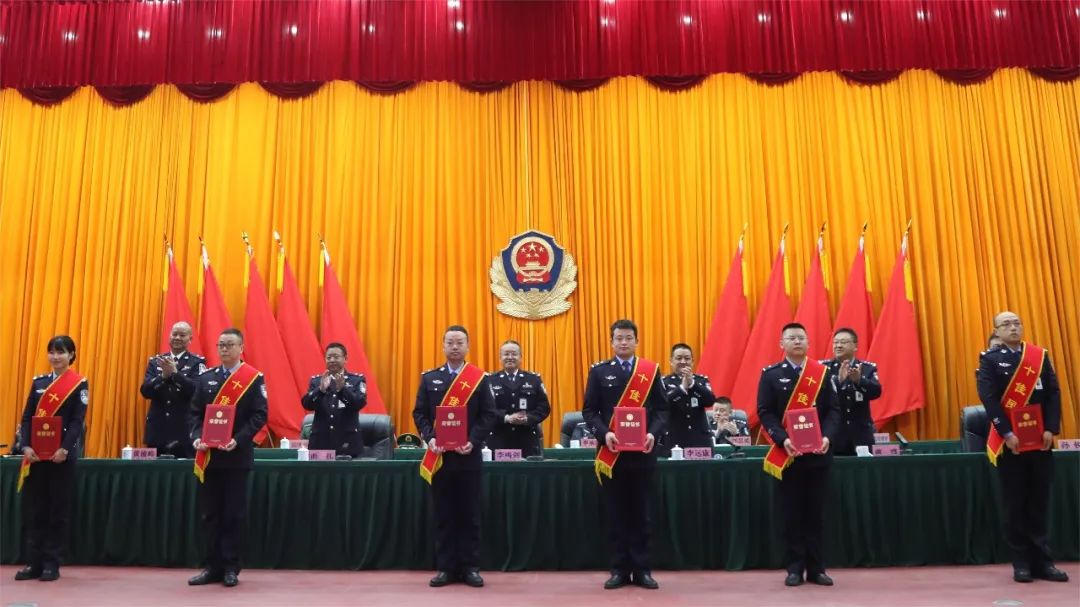 女教官图片_天降女教官_女教官