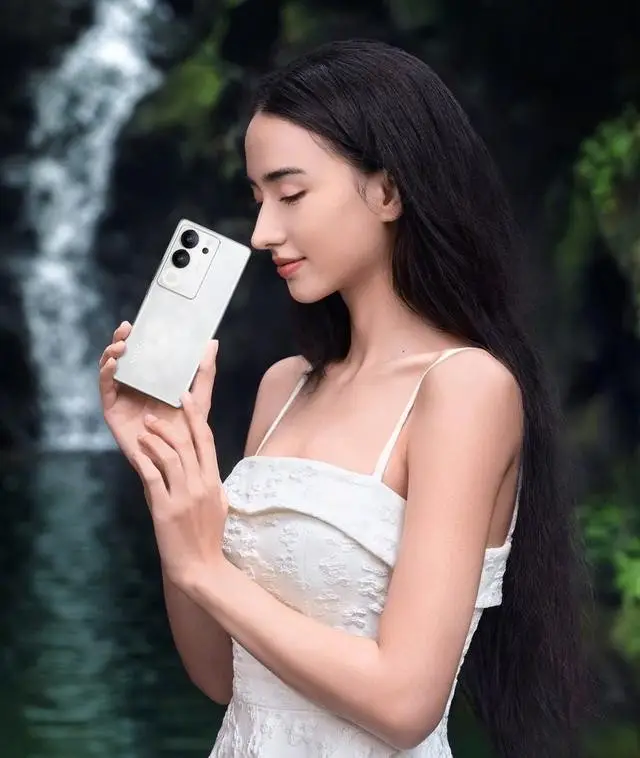 rog游戏手机2屏幕_rog游戏手机1_rog手机玩游戏