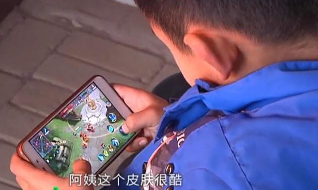 玩手机游戏孩子怎么教育_11岁的孩子玩手机游戏_11岁的孩子玩手机游戏