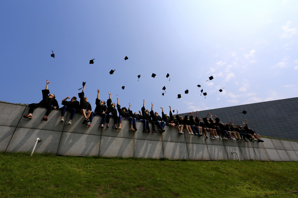 毕业拍照姿势的摆法_拍照的摆姿_拍照毕业姿势大全