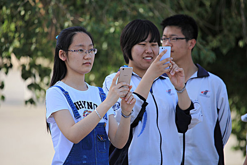 拍照的摆姿_拍照毕业姿势大全_毕业拍照姿势的摆法