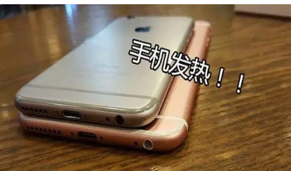 手机发热玩游戏会不会卡_打游戏手机卡发热正常吗_手机一发热打游戏就不流畅