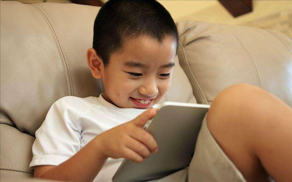 高二孩子在家玩手机打游戏_高二的孩子玩手机上瘾_高二的学生玩游戏玩手机咋办