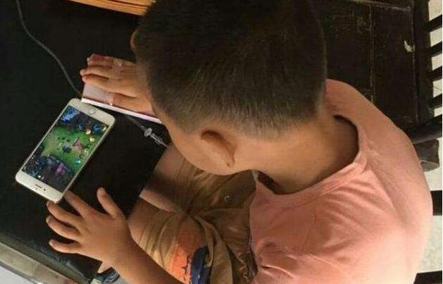男孩成瘾手机游戏_11岁男孩对手机游戏成瘾_男孩养成游戏