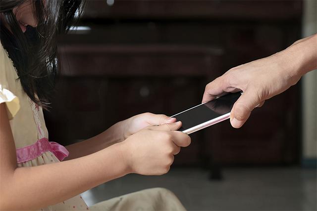 小孩玩手机游戏的危害有多大_小孩子游戏手机_5岁小孩玩儿的手机游戏
