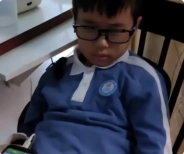 打手机游戏男孩_男生打游戏手机_男孩打手机游戏图片