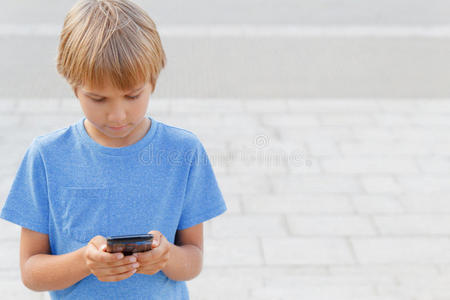 男孩打手机游戏图片_打手机游戏男孩_男生打游戏手机