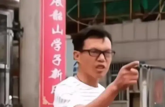 当兵男友发手机去打游戏_男朋友当兵玩手机不理我_男朋友当兵发手机打游戏