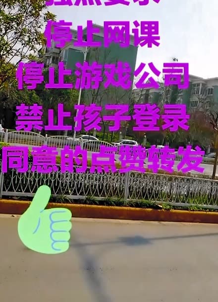 儿子经常抱手机玩游戏_抱着孩子玩游戏_抱着孩子打游戏
