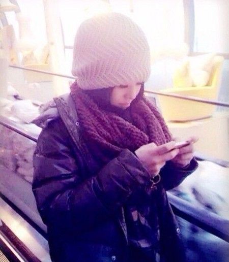 儿子经常抱手机玩游戏_抱着孩子玩游戏_抱着孩子打游戏