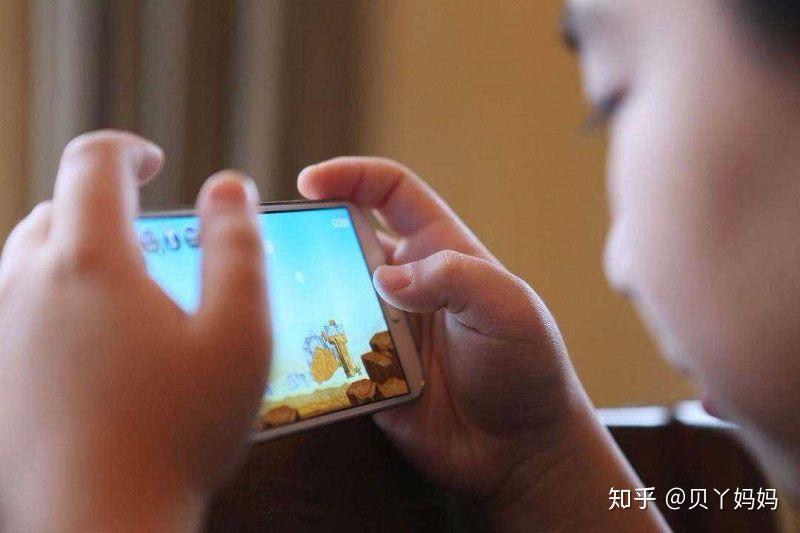 初三孩子玩手机怎么办_初三儿子沉迷游戏砸了手机_儿子初三玩手机游戏怎么办