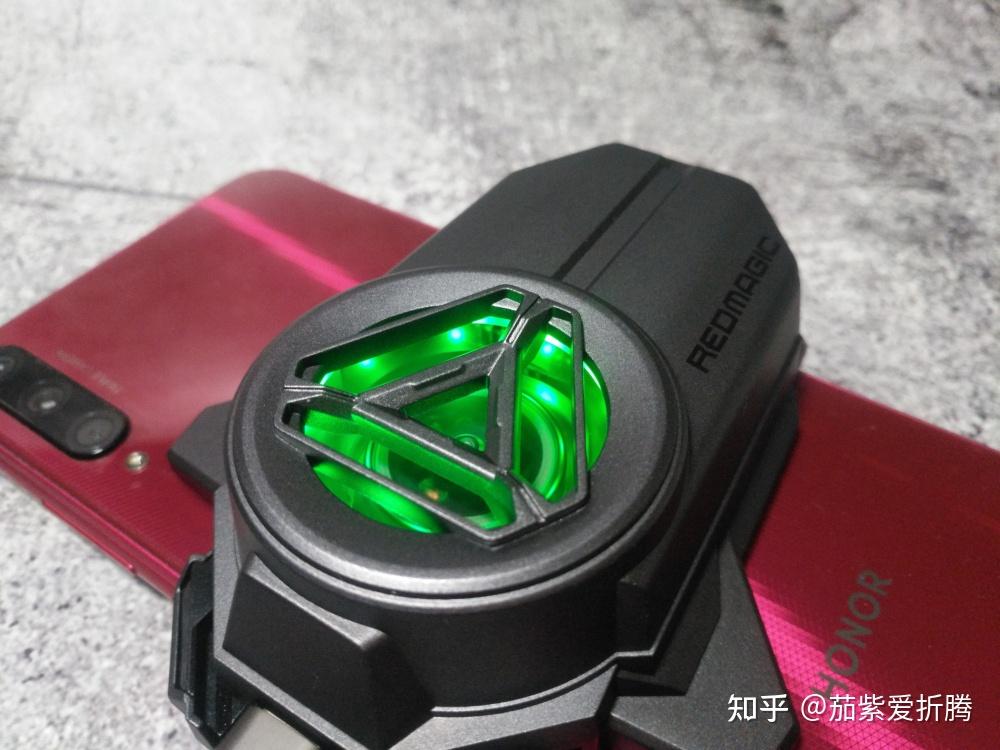 背面有两个风扇的手机游戏_带散热风扇的游戏手机_带风扇的游戏手机