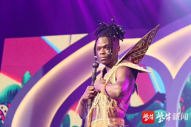 小伙非洲玩手机游戏叫什么_非洲人打游戏_非洲小伙玩的手机游戏