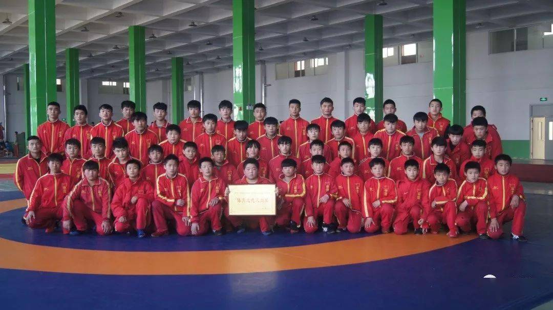 初中孩子玩手机厌学怎么办_初中生沉迷手机游戏_初中生玩手机游戏厌学了