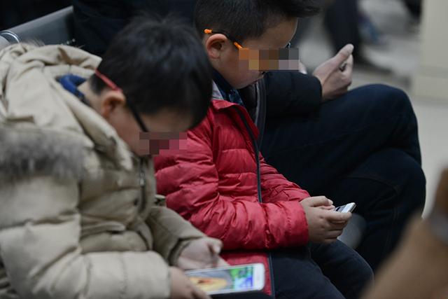 玩儿子手机游戏违法吗_6岁儿子玩手机游戏如何_玩儿子手机游戏的软件