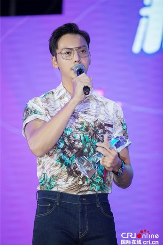 能玩英文_放下手机可以玩游戏吗英文_玩英文版游戏