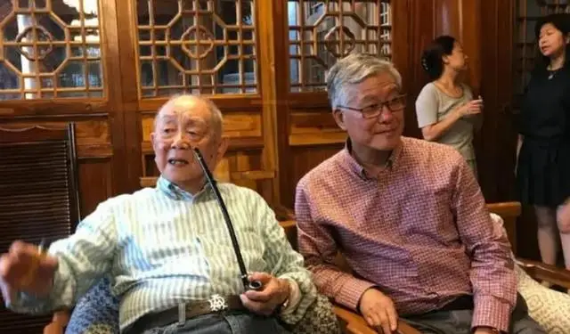 手机玩游戏会对手机有什么影响_玩游戏玩手机_60岁以上玩手机游戏的人