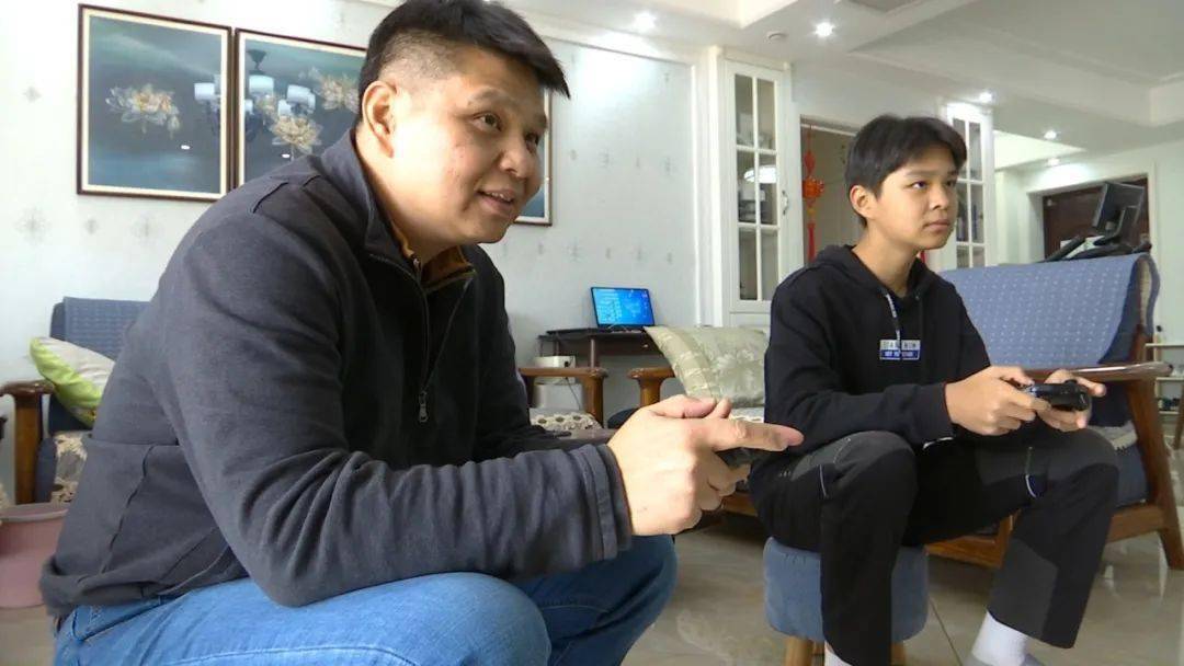 爸爸和宝宝玩游戏_爸爸和宝宝玩手机游戏视频_视频宝宝爸爸玩手机游戏