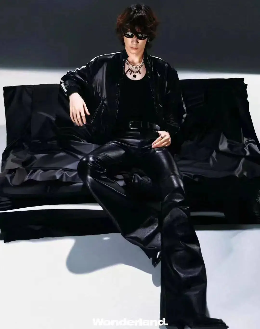爸爸玩手机简笔画彩色_爸爸玩手机游戏简笔画大全_爸爸玩游戏的简笔画