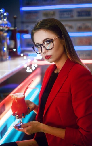 眼镜女壁纸高清_戴眼镜的游戏手机壁纸女生_壁纸戴眼镜的女孩