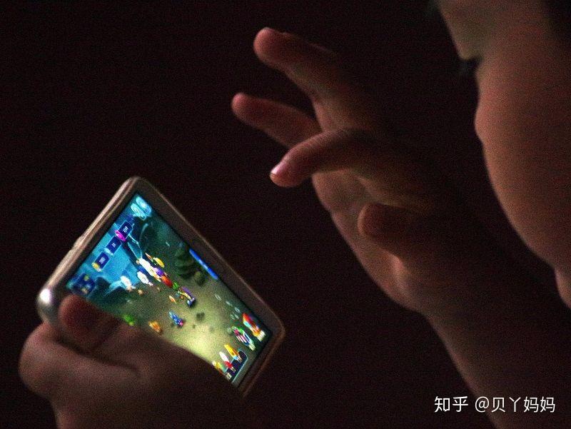 八岁宝宝玩手机游戏怎么办_办宝宝玩手机游戏违法吗_给宝宝玩手机