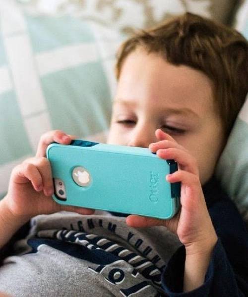 抓男孩玩打手机游戏犯法吗_抓男孩的游戏_7岁男孩玩手机打游戏被抓