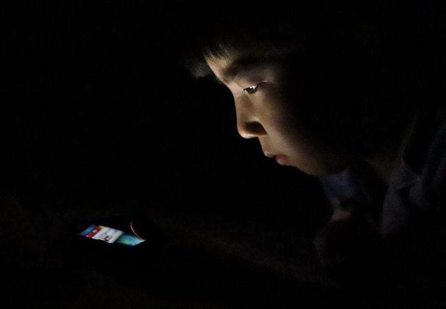 中学生玩手机游戏_初中生能否使用手机玩游戏_初中生会不会用手机玩游戏