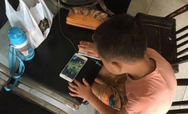 初中生能否使用手机玩游戏_中学生玩手机游戏_初中生会不会用手机玩游戏