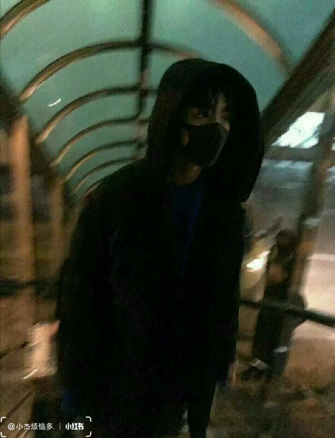 沉迷于手机游戏英文_沉迷手机游戏小故事英文_英语沉迷于游戏怎么说
