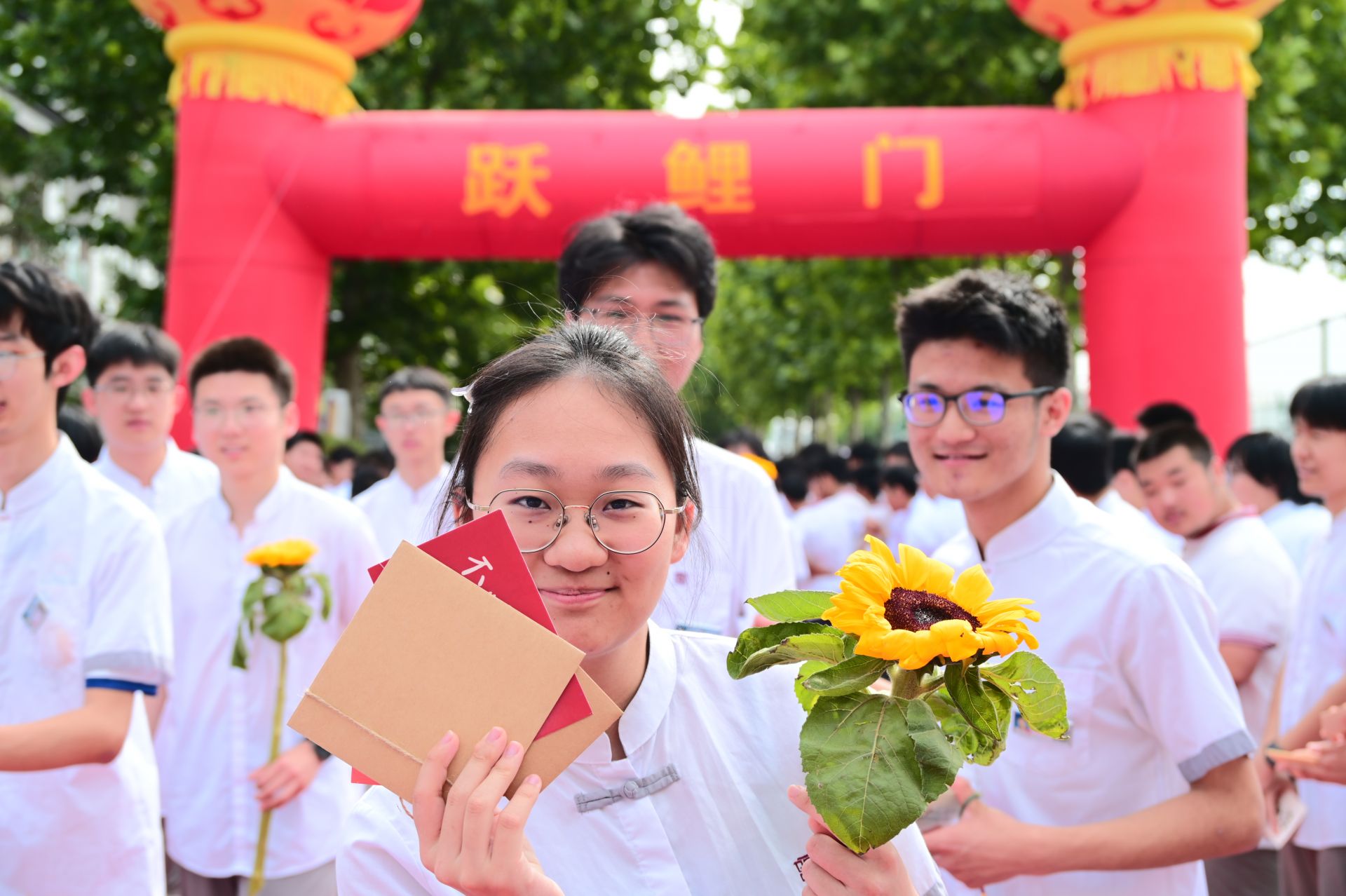 年轮_年轻的朋友来相会歌曲原唱_71年