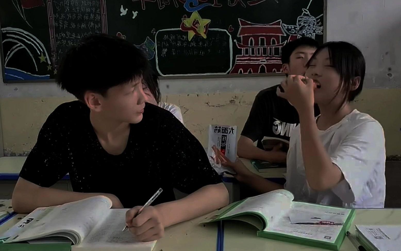 4人一起玩手机游戏怎么玩_玩手机游戏的心理原因是什么_手机玩游戏人多就卡怎么回事